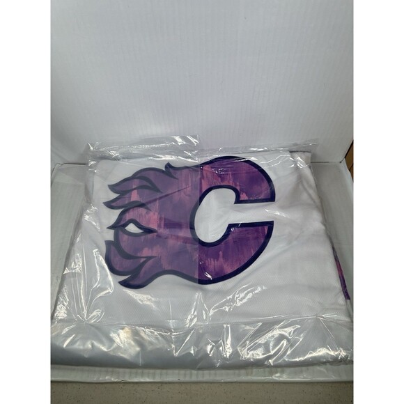 Size M Fanatics Calgary Flames Hockey Fights Cancer Jersey 2024 NHL NEW - Picture 4 of 4